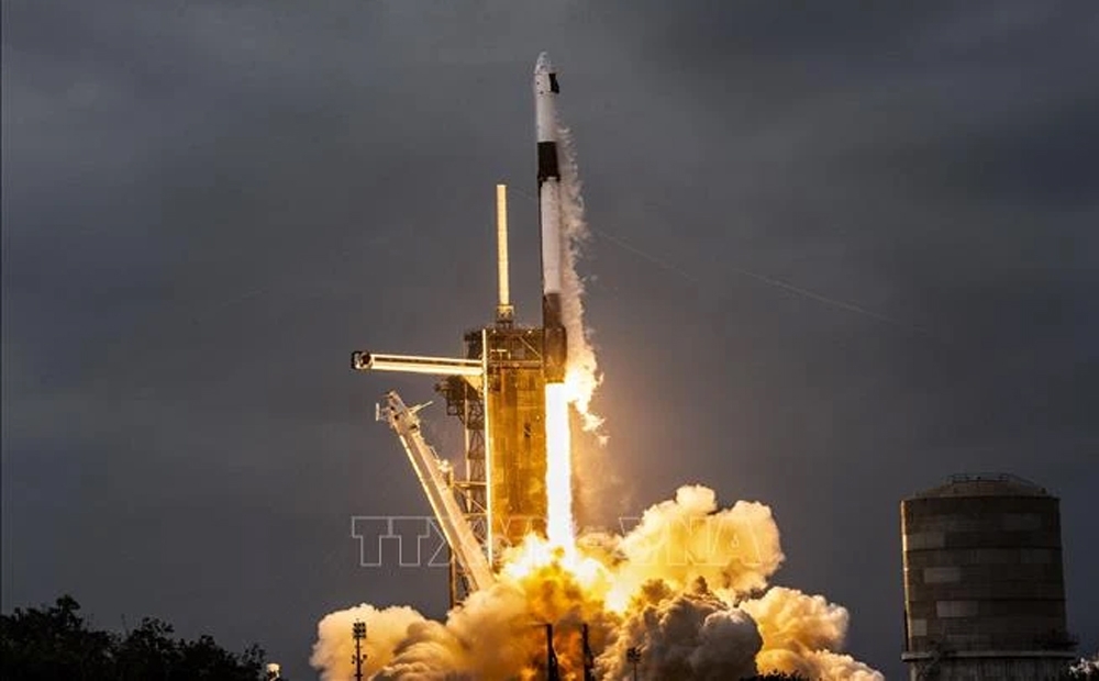 Tên lửa đẩy Falcon 9 của SpaceX mang theo tàu vũ trụ Dragon chở phi hành đoàn tham gia sứ mệnh Axiom Mission 3 rời bệ phóng tại Trung tâm Vũ trụ Kennedy ở Cape Canaveral, Florida, Mỹ, ngày 18/1/2024. Ảnh: AFP/TTXVN