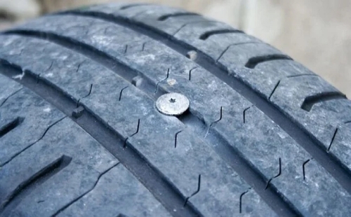 Cách khắc phục lốp xe ô tô bị rò rỉ hơi với chi phí rẻ bèo
