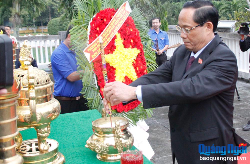 Phó Chủ tịch Quốc hội Trần Quang Phương viếng nghĩa trang liệt sĩ