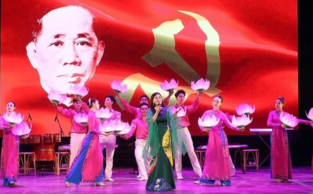 Nghệ sĩ Ưu tú Nguyễn Hương Giang biểu diễn bài hát Khắc ghi tên Người - Bác Ba Lê Duẩn.