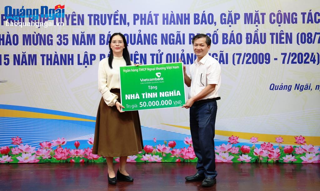 Ngân hàng TMCP Ngoại thương Việt Nam - Chi nhánh Quảng Ngãi trao bảng tượng trưng kinh phí hỗ trợ xây nhà Đại đoàn kết.