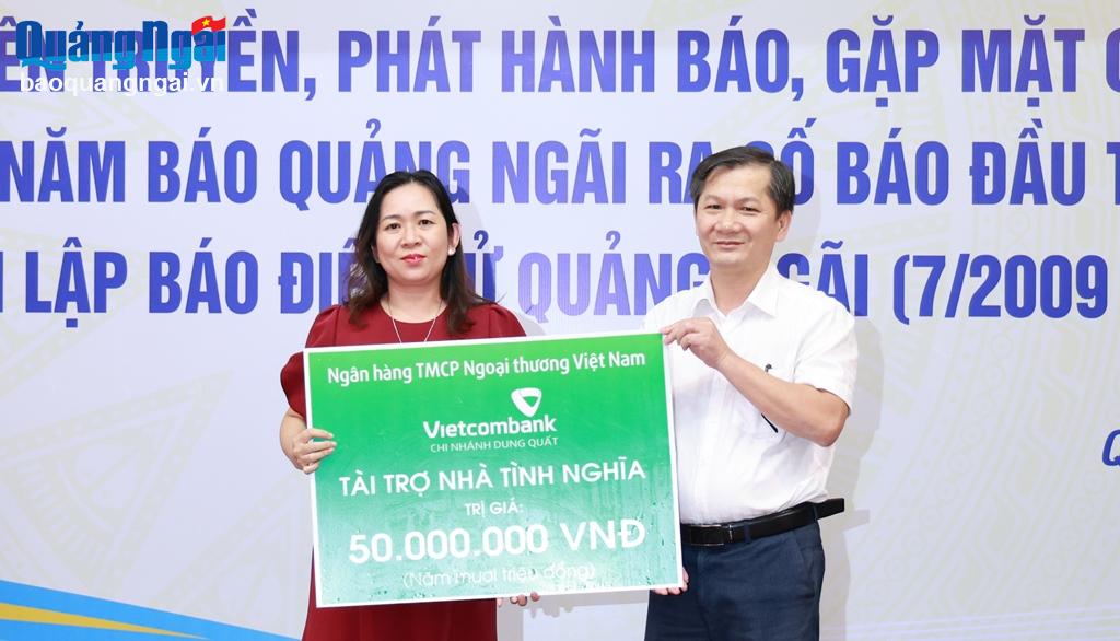 Ngân hàng TMCP Ngoại thương Việt Nam - Chi nhánh Dung Quất trao bảng tượng trưng kinh phí hỗ trợ xây nhà Đại đoàn kết.
