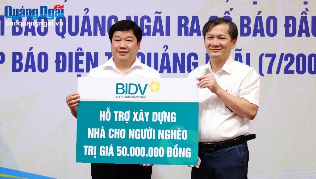 Ngân hàng TMCP Đầu tư và Phát triển Việt Nam  – Chi nhánh Quảng Ngãi trao bảng tượng trưng kinh phí hỗ trợ xây nhà Đại đoàn kết.