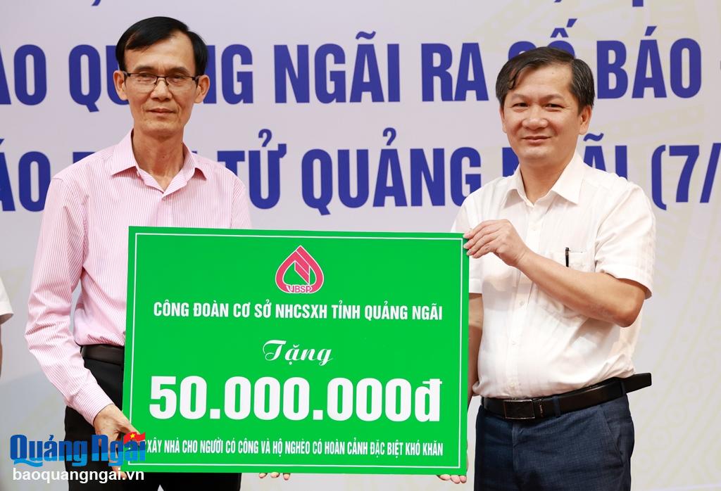 Ngân hàng Chính sách xã hội – Chi nhánh Quảng Ngãi trao bảng tượng trưng kinh phí hỗ trợ xây nhà Đại đoàn kết.
