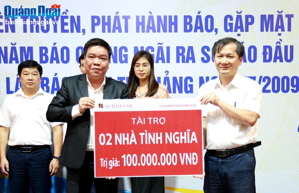 Ngân hàng Nông nghiệp Việt Nam – Chi nhánh Quảng Ngãi trao bảng tượng trưng kinh phí hỗ trợ xây nhà Đại đoàn kết.