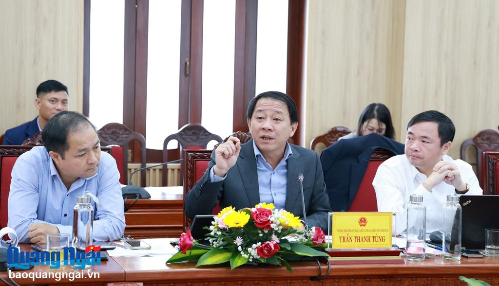 Phó Vụ trưởng Vụ Dầu khí và Than, Bộ Công Thương Trần Thanh Tùng trao đổi tại buổi làm việc.