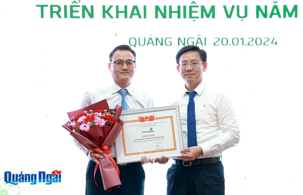 Bí thư Đảng ủy, Giám đốc Vietcombank Quảng Ngãi Võ Văn Linh trao giấy khen cho Chi bộ Khách hàng Doanh nghiệp vì có thành tích hoàn thành xuất sắc nhiệm vụ năm 2023.