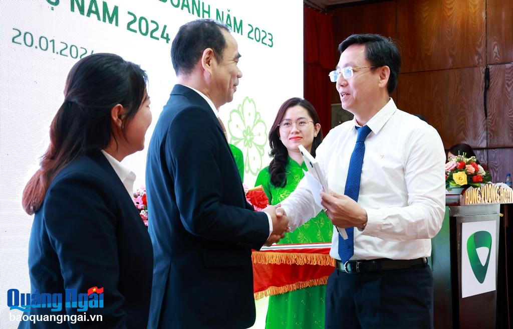 Giám đốc Vietcombank Quảng Ngãi Võ Văn Linh trao giấy khen cho các cá nhân 5 năm liền hoàn thành xuất sắc nhiệm vụ.