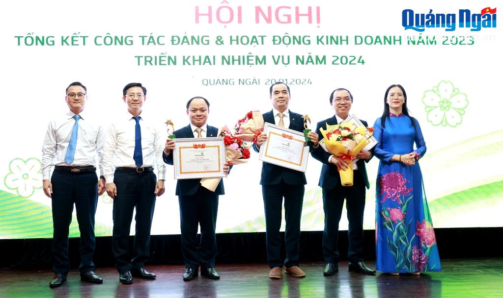 Lãnh đạo Vietcombank Quảng Ngãi trao thưởng cho các tập thể phòng đã hoàn thành xuất sắc nhiệm vụ năm 2023.