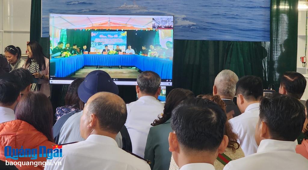 Các đại biểu cùng tham gia chúc Tết quân dân huyện đảo Cồn Cỏ qua video được kết nối từ Zalo.