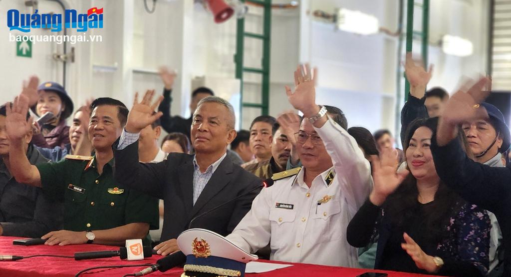 Chuẩn Đô đốc Nguyễn Đăng Tiến, Bí thư Đảng ủy, Chính ủy Vùng 3 Hải quân và các thành viên trong đoàn gửi lời chúc mừng tốt đẹp nhất đến quân dân huyện đảo Cồn Cỏ nhân dịp Tết Nguyên đán Giáp Thìn 2024.
