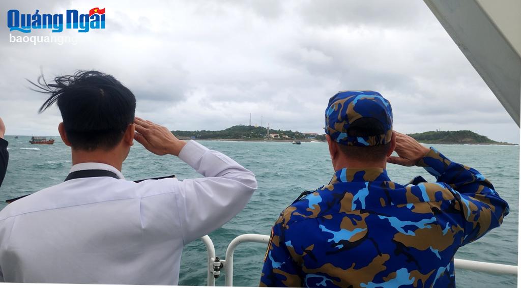Đoàn công tác chào tạm biệt đảo Cồn Cỏ để tiệp tục hải trình đến thăm huyện đảo Lý Sơn.