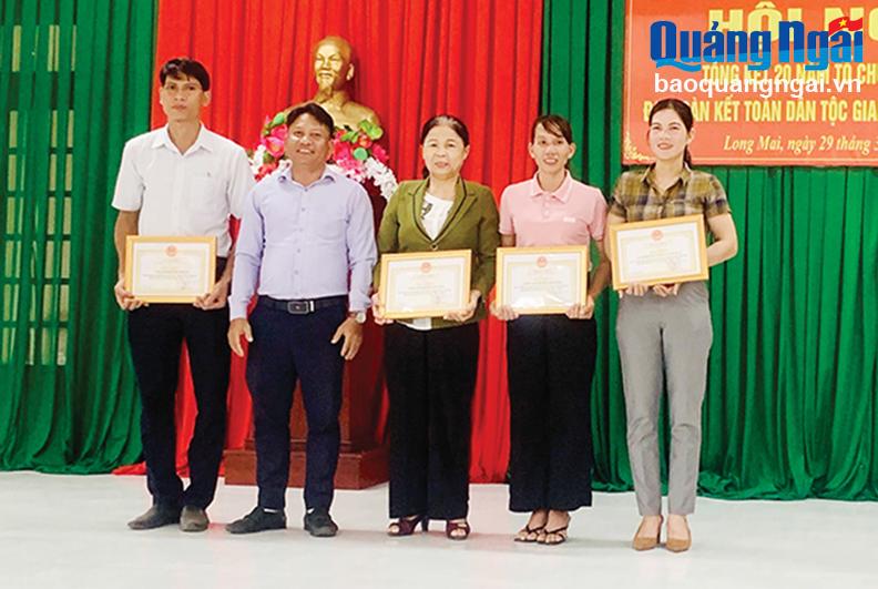 Chủ tịch UBND xã Long Mai (Minh Long) khen thưởng các tập thể, cá nhân đạt thành tích xuất sắc trong 20 năm tổ chức Ngày hội Đại đoàn kết toàn dân tộc (2003 - 2023). ẢNH: MẶT TRẬN XÃ CUNG CẤP