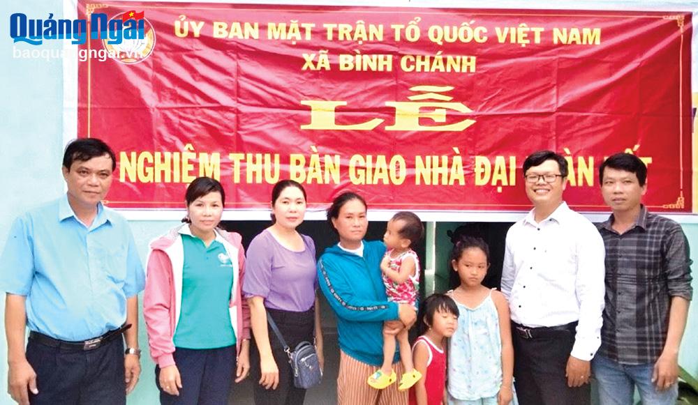 Bàn giao nhà Đại đoàn kết cho gia đình chị Nguyễn Thị Thuận, ở thôn Bàu Chuốc, xã Bình Chánh (Bình Sơn).            ẢNH: MT