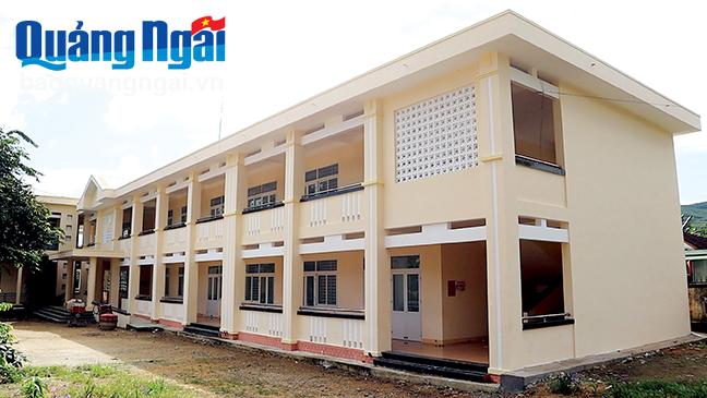 Dãy phòng học mới xây của Trường Tiểu học & THCS Trà Tân (Trà Bồng).
