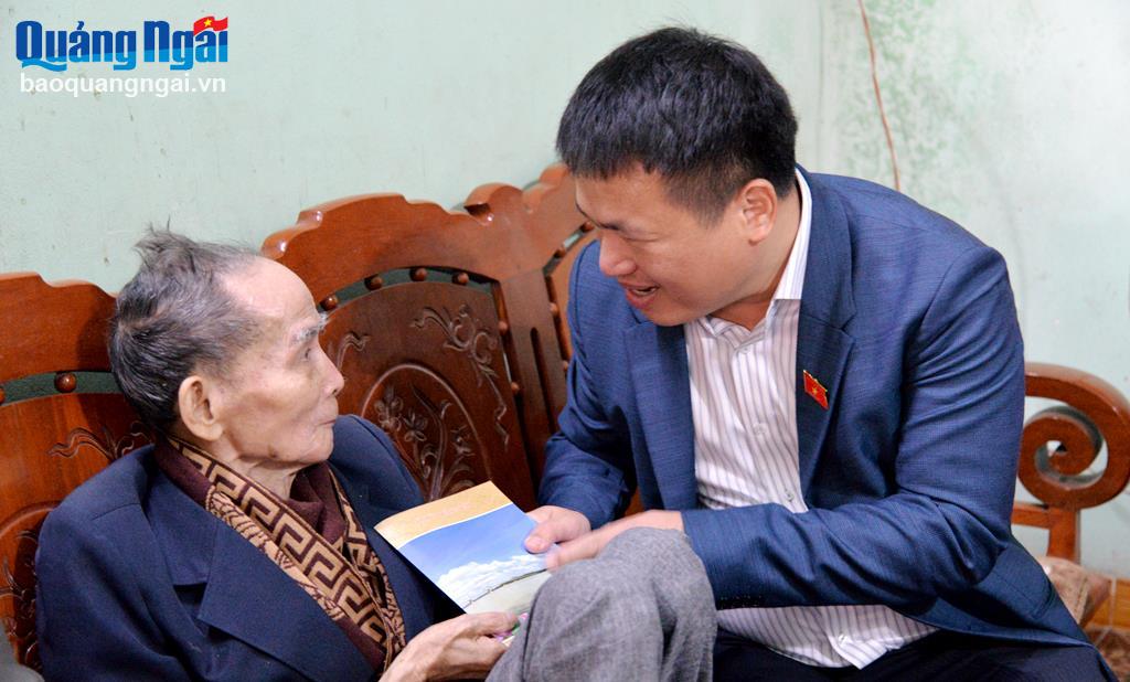 Phó Bí thư Thường trực Tỉnh ủy, Trưởng đoàn ĐBQH tỉnh Đặng Ngọc Huy tặng quà Tết cho thương binh Nguyễn Đức Tính.