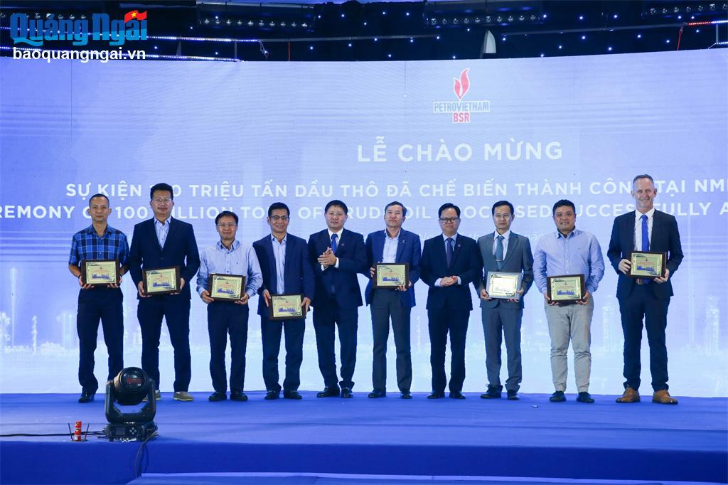 BSR trao kỷ niệm chương cho các đối tác đã đồng hành trong hành trình đạt mốc 100 triệu tấn dầu thô được chế biến thành công tại NMLD Dung Quất.