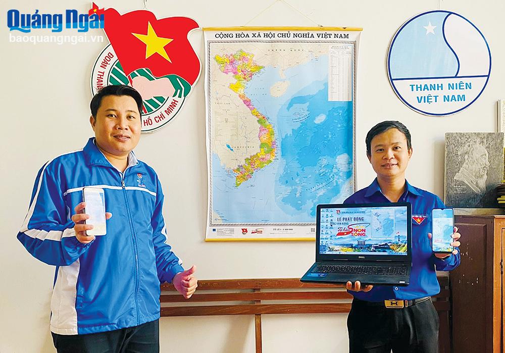 Đoàn viên, thanh niên xã Bình Dương (Bình Sơn) dùng bản đồ Việt Nam làm hình nền máy tính, điện thoại và treo trong phòng làm việc.	