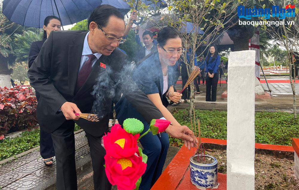 Phó Chủ tịch Quốc hội Trần Quang Phương và Bí thư Tỉnh ủy Bùi Thị Quỳnh Vân thắp hương các phần mộ ở nghĩa trang liệt sỹ Núi Bút.