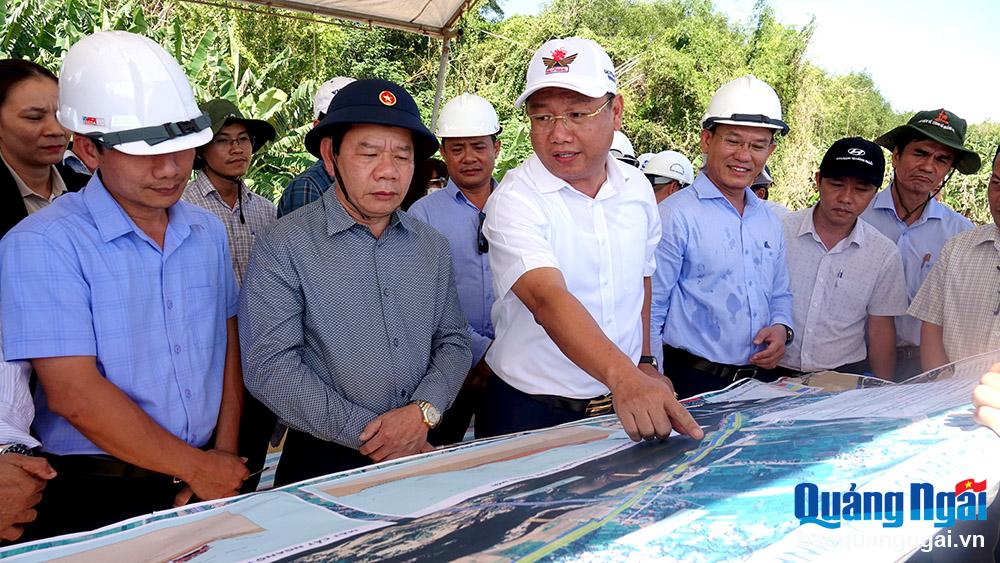 Chủ tịch UBND tỉnh Đặng Văn Minh kiểm tra các công trình ở huyện Sơn Tịnh.