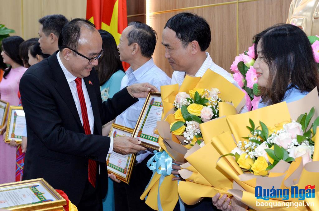 Đồng chí Somboun Hueangvongsa, Ủy viên Ban Thường vụ Tỉnh ủy, Phó Tỉnh trưởng, Chủ tịch Hội hữu nghị Lào - Việt Nam tỉnh Champasak trao bằng khen cho các cá nhân của tỉnh Quảng Ngãi.