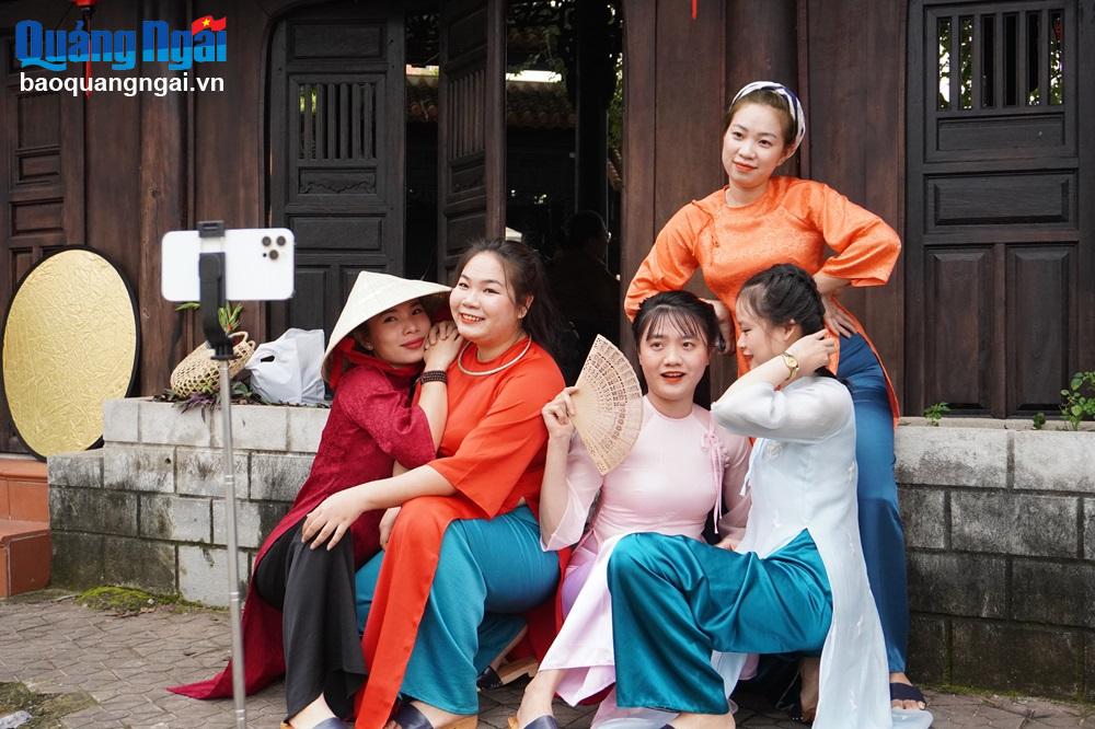 Các bạn trẻ hào hứng chụp ảnh tại một quán cà phê tại phường Trần Phú (TP.Quảng Ngãi).
Nhiều em nhỏ cũng được bố mẹ chuẩn bị trang phục truyền thống đẹp mắt để chụp ảnh đón chào năm mới 2024.