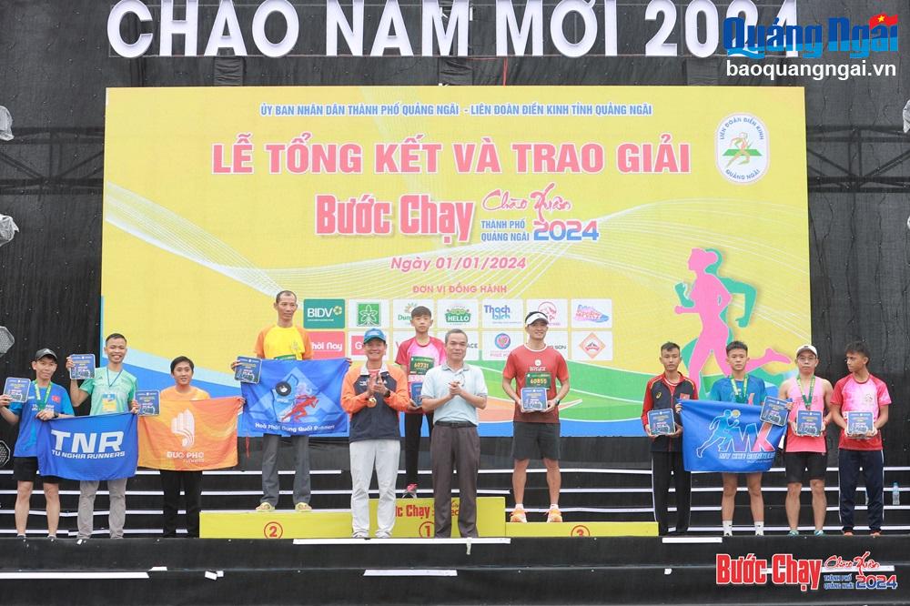 Ban tổ chức trao giải cho các vận động viên.