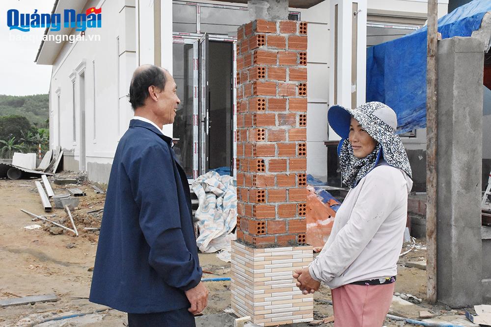 Chủ tịch Ủy ban MTTQ Việt Nam xã Đức Hòa Trần Đức Tư  thăm hỏi gia đình 
bà Nguyễn Thị Tuyết, có đất bị thu hồi.  