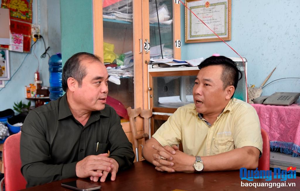 Phó Chủ tịch Thường trực UBND tỉnh Trần Hoàng Tuấn thăm tình hình hoạt động của Hội Người khuyết tật tỉnh. 