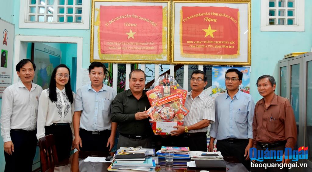 Phó Chủ tịch Thường trực UBND tỉnh Trần Hoàng Tuấn thăm và tặng quà Tết tại Hội Nạn nhân chất độc da cam.