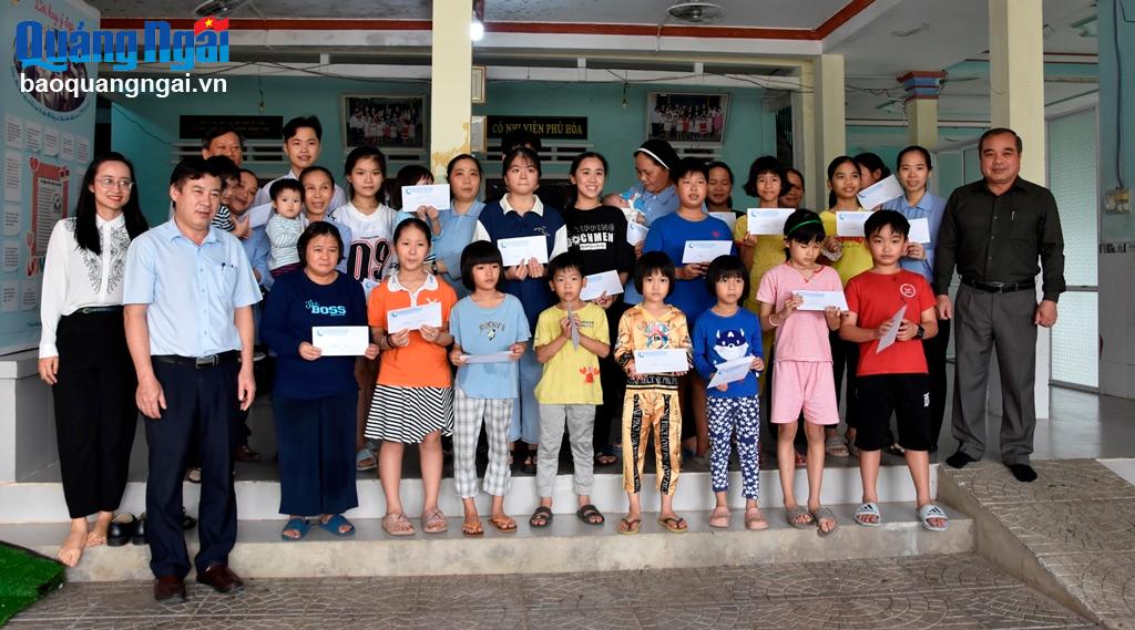Phó Chủ tịch Thường trực UBND tỉnh Trần Hoàng Tuấn và các thành viên cùng đi tặng quà cho các cháu mồ côi ở Cô Nhi viện Phú Hòa.