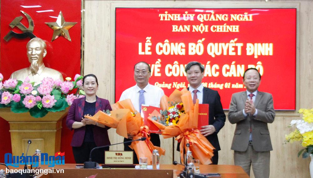 Phó Bí thư Tỉnh ủy Đinh Thị Hồng Minh và Trưởng ban Nội chính Tỉnh ủy Lương Kim Sơn tặng hoa, chúc mừng các đồng chí được điều động, luân chuyển.