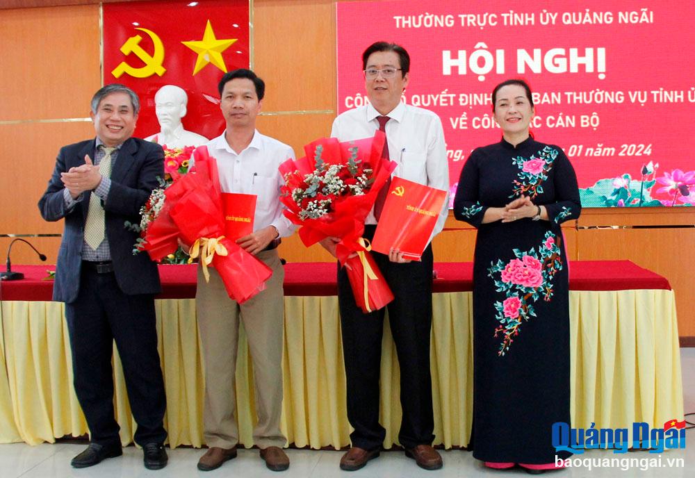 Phó Bí thư Tỉnh ủy Đinh Thị Hồng Minh và Trưởng ban Tổ chức Tỉnh ủy Lữ Ngọc Bình trao quyết định và tặng hoa chúc mừng đồng chí Trần Hoàng Vĩnh. 
