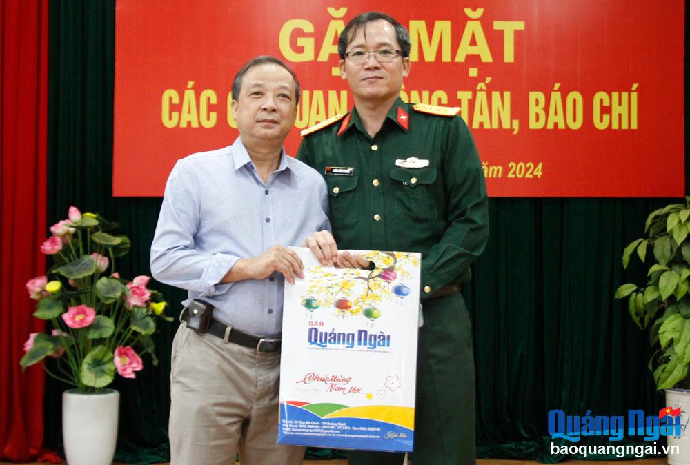 Tại buổi gặp mặt, Phó Tổng Biên tập Báo Quảng Ngãi Trần Đình Hải đã trao tặng ấn phẩm Báo Tết Dương lịch 2024 cho đại diện lãnh đạo Quân khu 5.