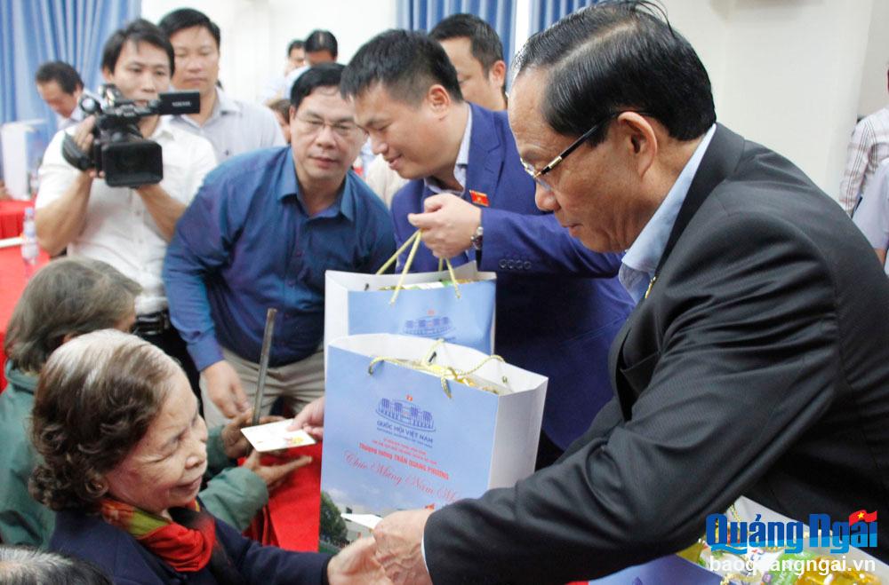 Phó Chủ tịch Quốc hội Trần Quang Phương thăm, chúc Tết tại huyện Trà Bồng