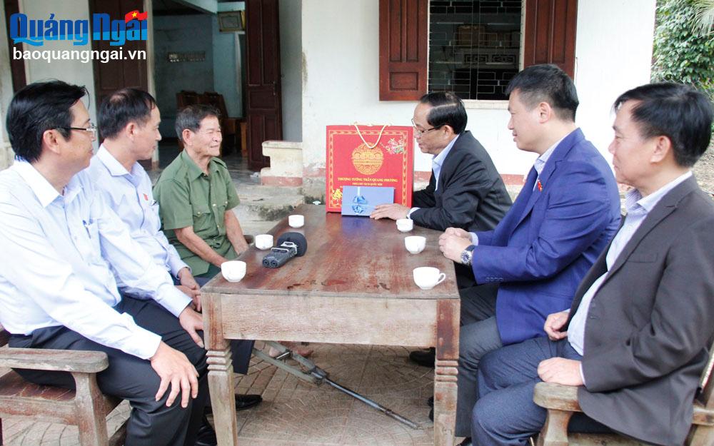 Phó Chủ tịch Quốc hội Trần Quang Phương thăm, tặng quà thương binh Lê Năm.