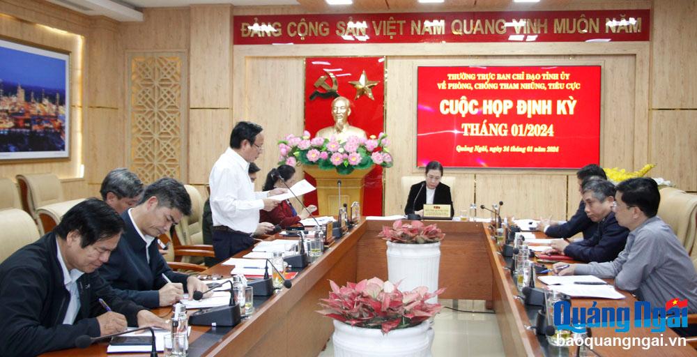 Trưởng ban Nội Chính Tỉnh ủy Lương Kim Sơn báo cáo tại cuộc họp.