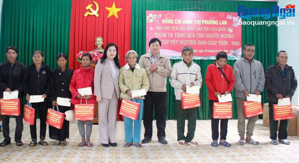 Phó Chủ tịch Hội đồng Dân tộc của Quốc hội Đinh Thị Phương Lan thăm, tặng quà Tết người nghèo huyện Minh Long