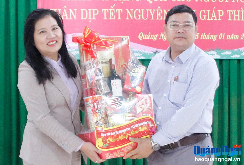 Phó Chủ tịch Hội đồng dân tộc của Quốc hội Đinh Thị Phương Lan tặng quà Tết cán bộ xã Sơn Tân.