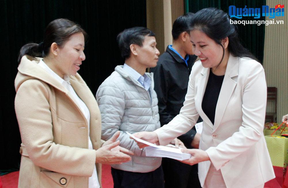 Phó Chủ tịch Hội đồng Dân tộc của Quốc hội Đinh Thị Phương Lan tặng quà đoàn viên công đoàn huyện Sơn Tịnh.