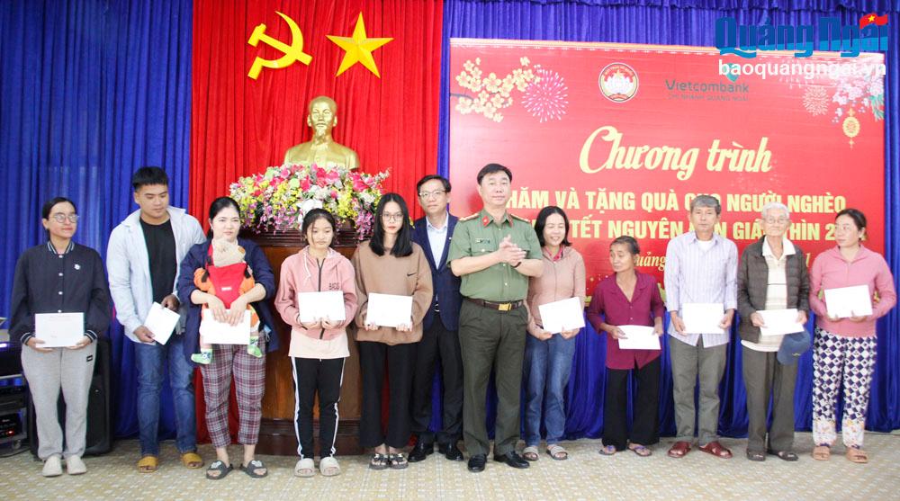 Đại tá Phan Công Bình tặng quà Tết hộ nghèo phường Nguyễn Nghiêm.