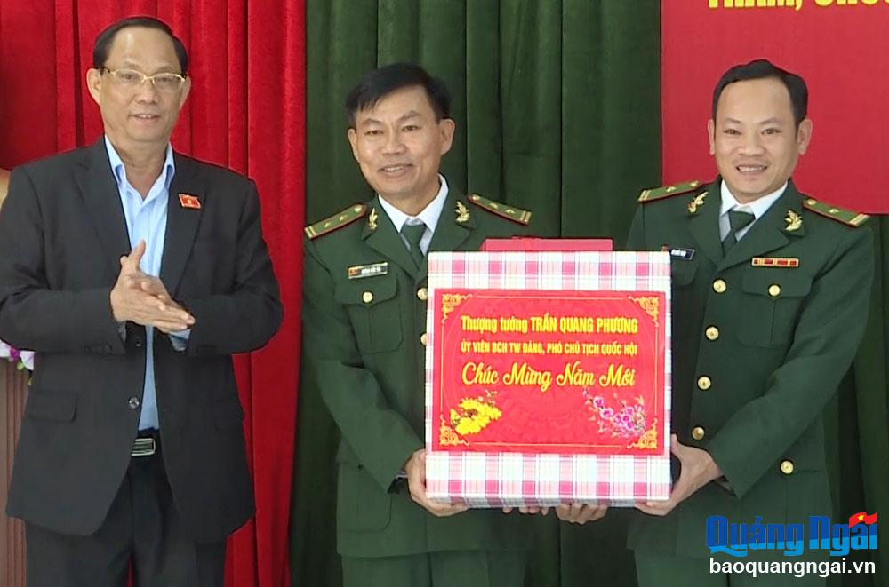 Phó Chủ tịch Quốc hội Trần Quang Phương thăm, chúc Tết cán bộ, chiến sĩ Đồn Biên phòng Bình Thạnh.