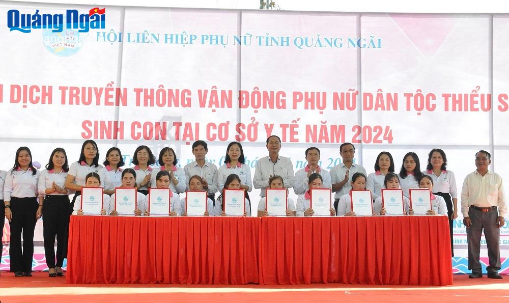Đại diện một số chị em hội viên, phụ nữ ở xã Hương Trà (Trà Bồng) ký cam kết hưởng ứng, vận động phụ nữ dân tộc thiểu số sinh con tại cơ sở y tế. 