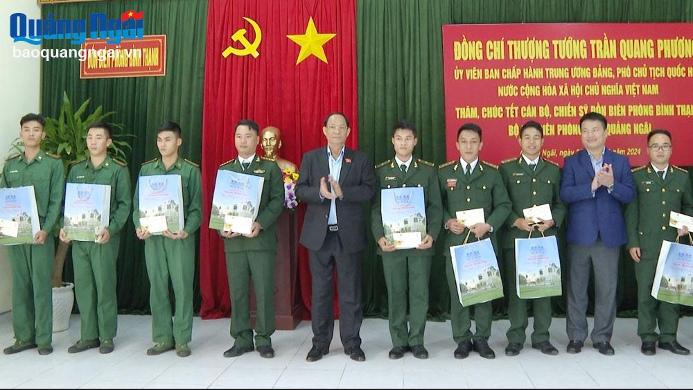  Phó Chủ tịch Quốc hội Trần Quang Phương tặng quà Tết cán bộ, chiến sĩ Đồn Biên phòng Bình Thạnh.