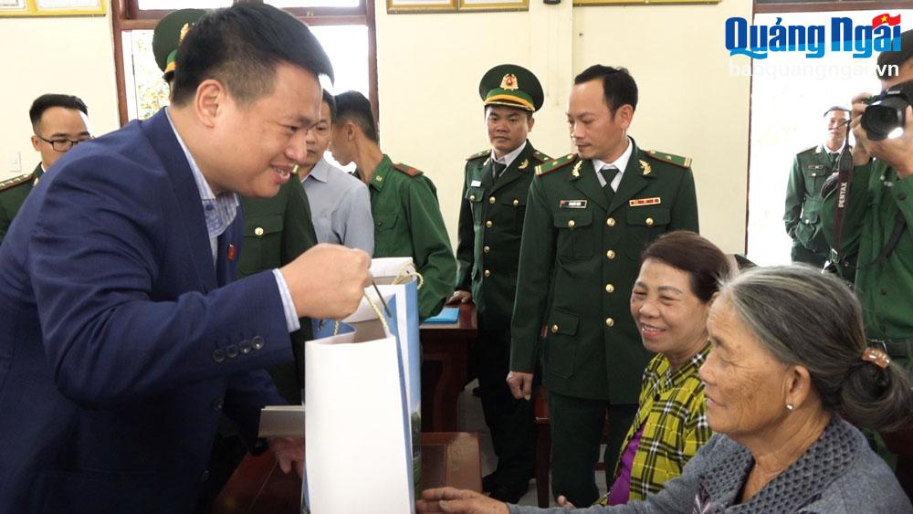 Phó Bí thư Thường trực Tỉnh ủy, Trưởng Đoàn ĐBQH tỉnh Đặng Ngọc Huy tặng quà người dân Bình Sơn.