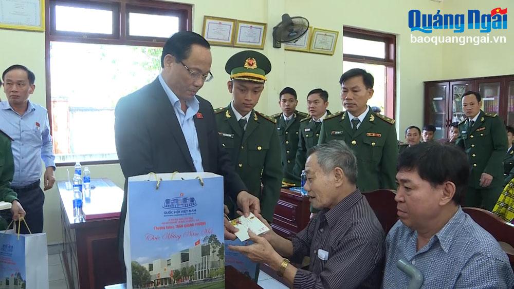Phó Chủ tịch Quốc hội Trần Quang Phương tặng quà Tết người dân huyện Bình Sơn.