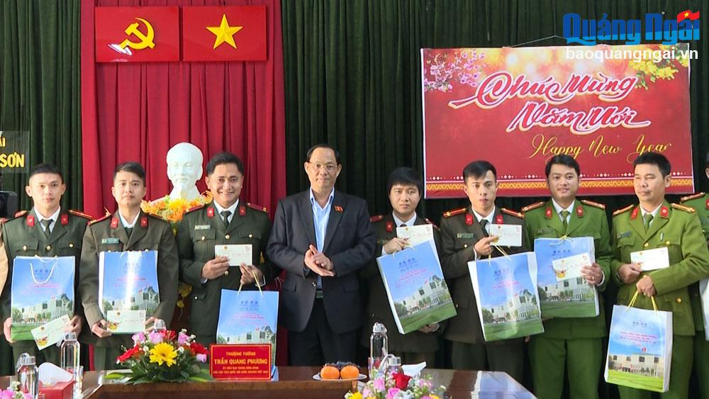 Phó Chủ tịch Quốc hội Trần Quang Phương tặng quà Tết cán bộ, chiến sĩ Công an huyện Bình Sơn.