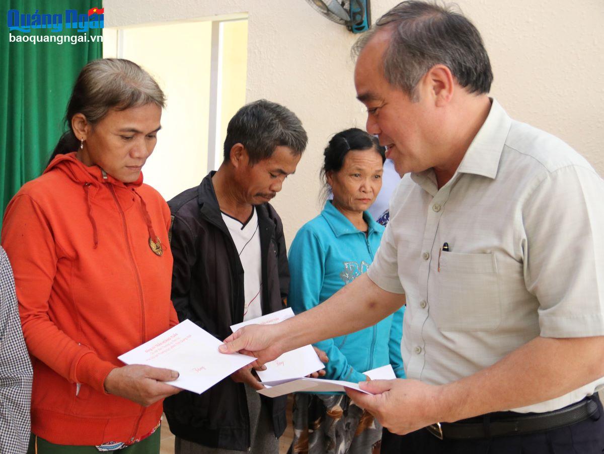 Phó Chủ tịch Thường trực UBND tỉnh Trần Hoàng Tuấn trao quà Tết cho hộ nghèo ở Trà Bồng.