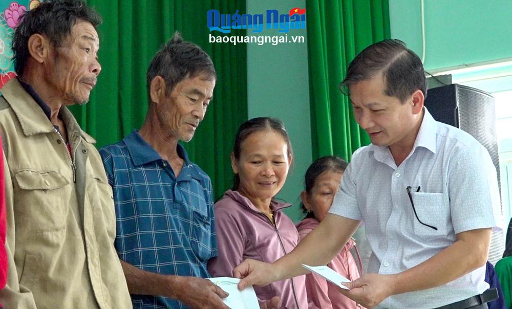 Tổng biên tập Báo Quảng Ngãi Nguyễn Phú Đức tặng quà Tết cho người dân.