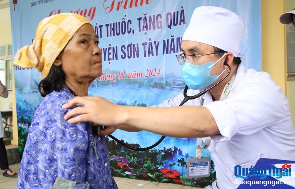 Các y, bác sĩ khám bênh cho người dân nghèo xã Sơn Tinh.